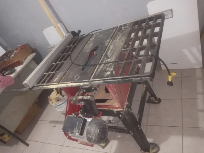 Maquina de serra,fucionando toda