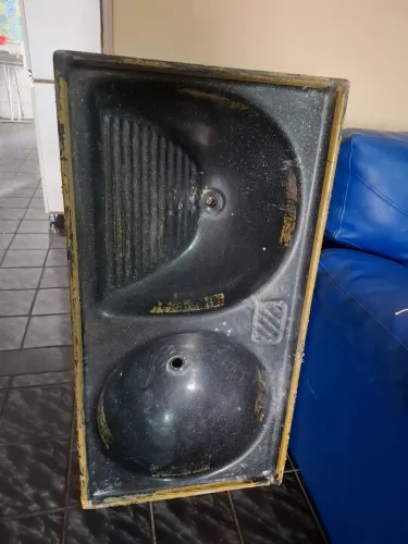 Pia de Roupas de 2 cubas com 1.10m larg.frente e fundo x 0.53m larg.laterais$90 vindo busc