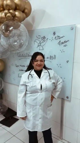 Cuidadora de idosos crianças e bebês 