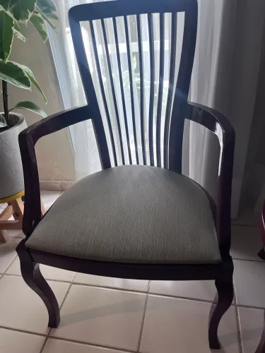 Cadeiras para sala de visita em bom estado e bonitas