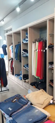 Vendo Armário cabideiro com prateleira e 4 gavetas inferior