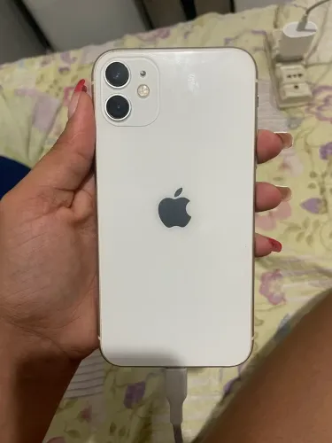 Vende-se iPhone 11 no precinho, pronto pra uso