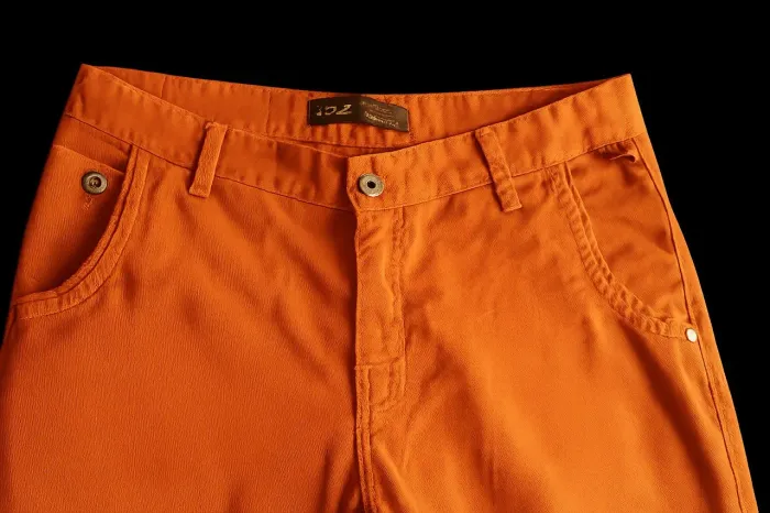 CALÇA MASCULINA DLZ, Tamanho 42 usada em excelente estado, cor laranja ferrugem.
