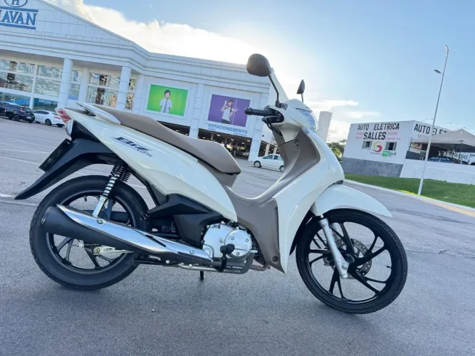 Moto impecável,ainda na garantia,todas as revisões feitas na Acre Motos