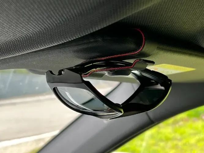 Presilha Magnética para Óculos no Carro - FP-007