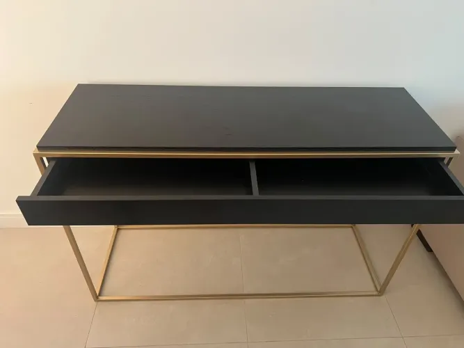 Vendo Aparador Tok&Stok preto com metalon dourado