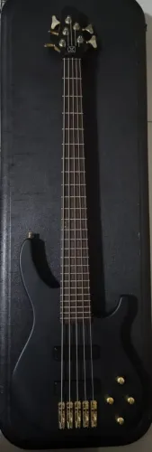 Baixo elétrico modificado por Luthier 5 cordas.