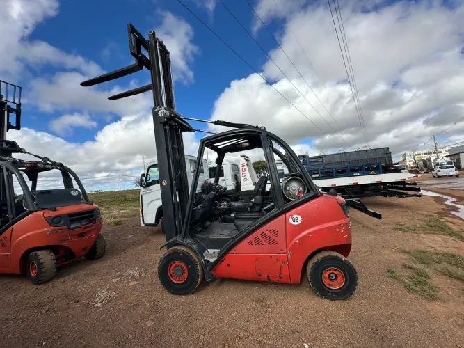 Empilhadeira marca Linde H30T a gás 3 toneladas ano:2011 garfo 7 metros de altura 
