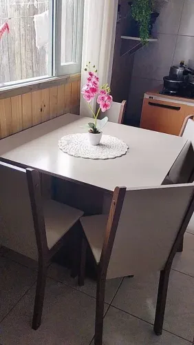 Conjunto Sala de Jantar Mesa Tampo de Madeira 4 Cadeiras Rustic/Crema/Sintético Bege Brian