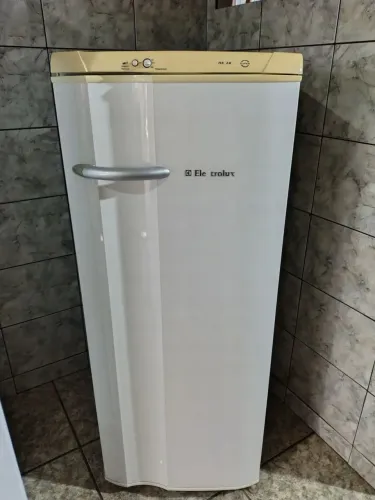 Geladeira Electrolux RE28 com defeito