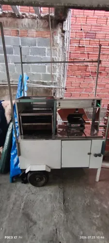 Carrinho de espetinho e hotdog