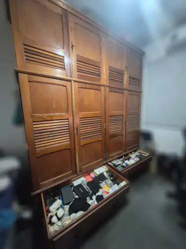 Armário madeira maciça