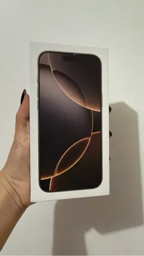 Vendo iPhone 16 Pro Max de 256GB na cor Titânio-Deserto semi-novo