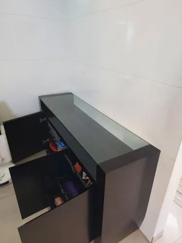 Aparador com tampo de vidro