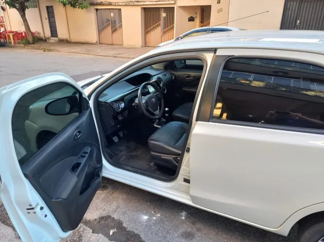 Toyota Etios Platinum 1.5 Flex 16V 5P Mec. 2015