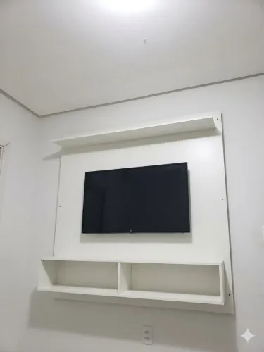 Painel Suspenso para TV até 70 Polegadas - Branco (Excelente Estado)