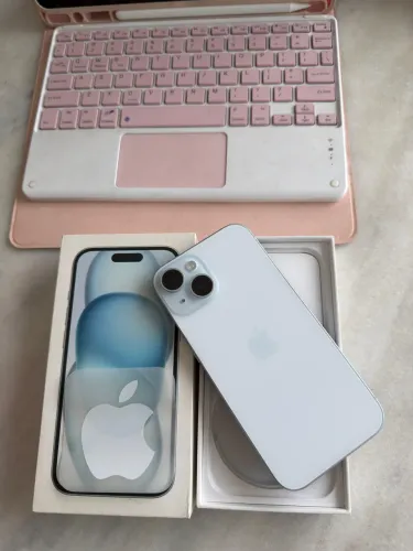 iPhone 15 azul novinho