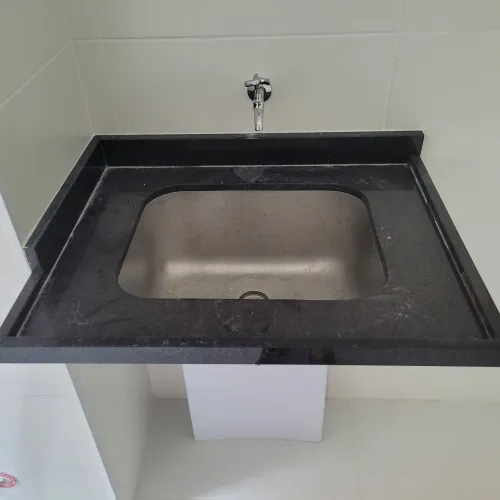 PRONTINHO PARA INSTALAÇÃO! Tanque de aço Tramontina 50x40 cm com pia de granito preto.