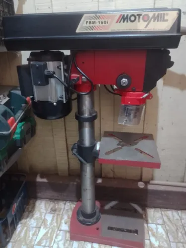 Vende-se uma Furadeira de Bancada 5/8 .