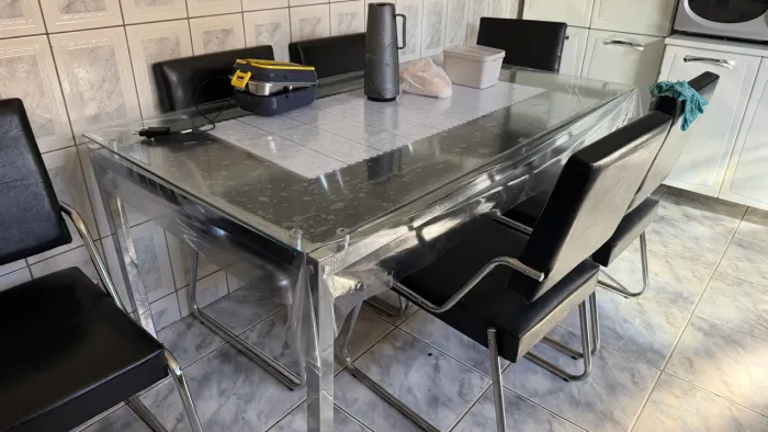     Mesa de Vidro com 4 Cadeiras - Base em Aço - Excelente Estado