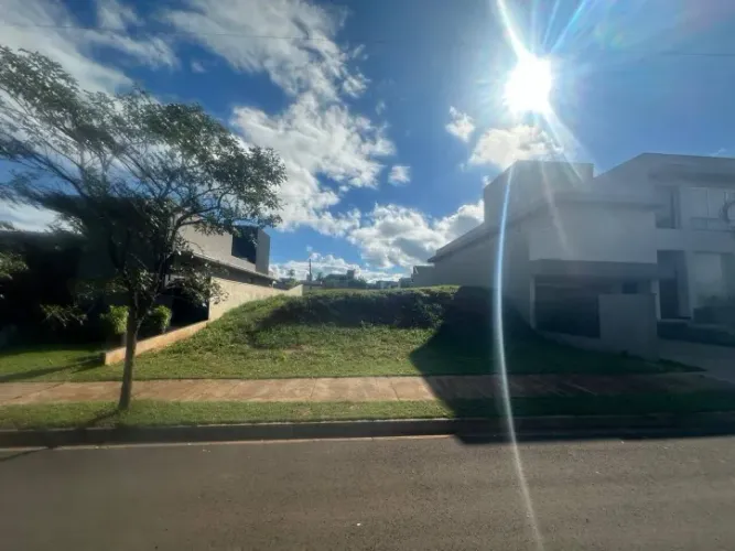 Terreno Condomínio Tamboré entre residências