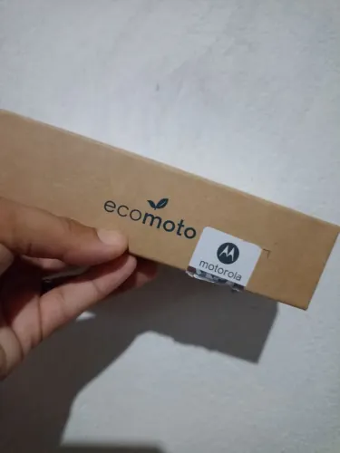 Celular semi novo .
