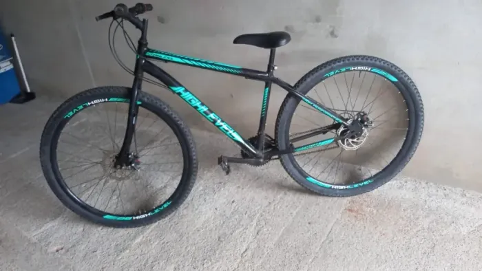 Esta é uma bicicleta da marca Highlevel, modelo aro 29 com quadro em aço carbono e freios