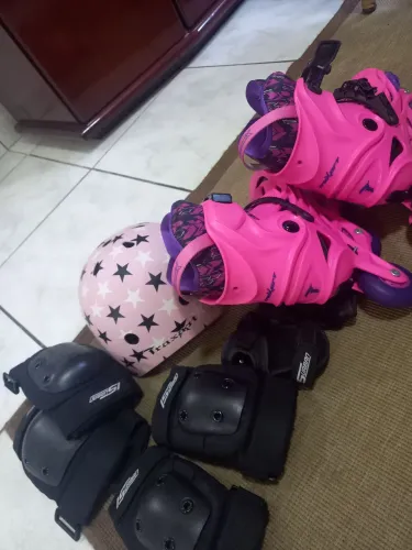 Patins com acessórios de proteção 