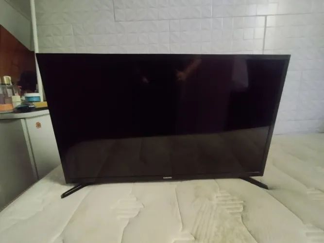 Smart TV Samsung 32" HD BE32T-B com controle e pé - 8 meses de uso
