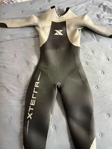 Roupa de borracha (wetsuit) XTERRA, modelo Vengeance (manga longa), tamanho L (Large)