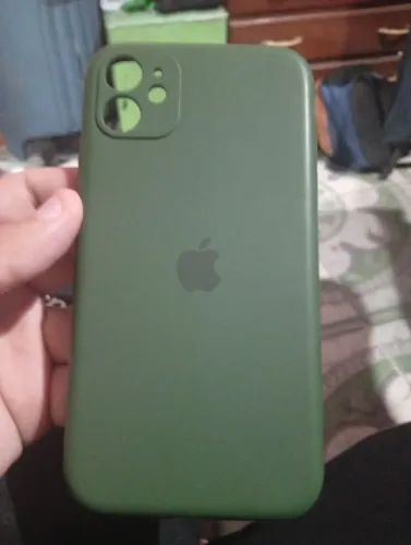Capa iPhone 11 verde oliva semi nova 