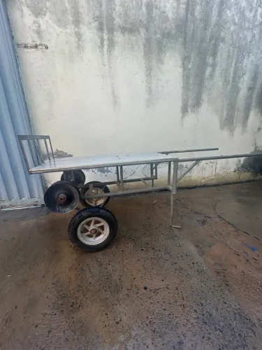 Carrinho armazém com pé largura 58cm comprimento 160cm, altura 67 cm , braço 90 cm