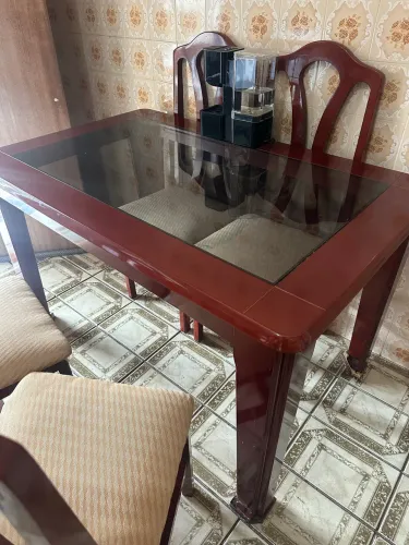 Mesa de Jantar em Mogno com 4 Cadeiras e Tampo de Vidro