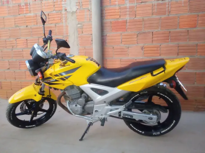 Vendo CBX Twister toda original 