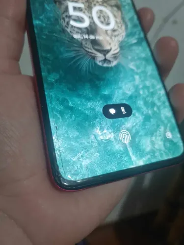 Motorola G84 com pequeno trinco 
