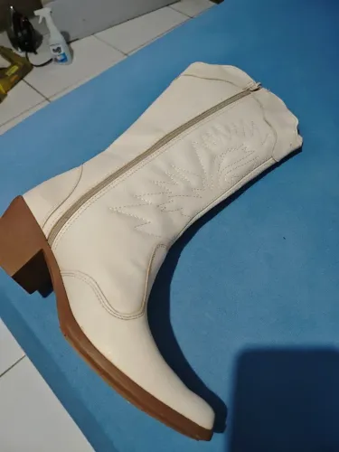 Vendo uma bota nova e linda para vc quer quer ir para expoacre na elegância