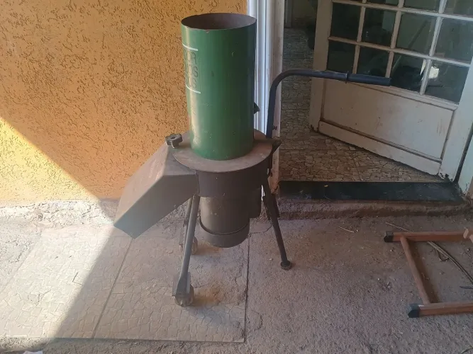 Vende se um triturador de galhos