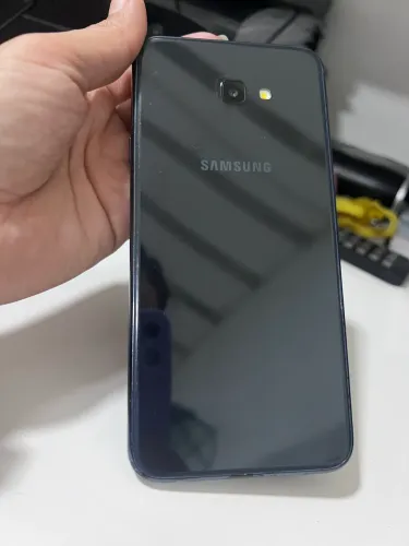 Celular Samsung J4 usado