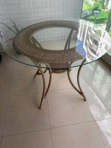 Mesa com quatro cadeiras