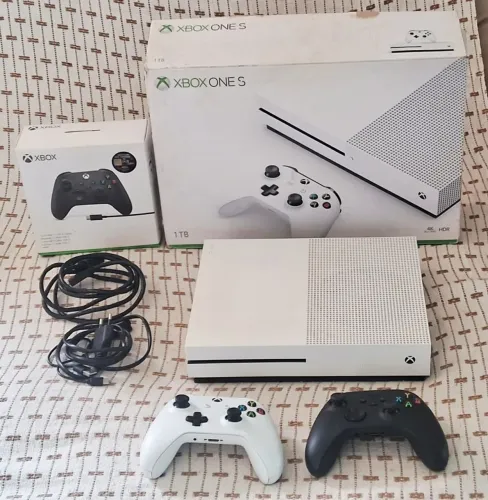 Xbox One 1tb COMPLETO e Lacrado com 2 controles originais