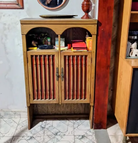 Armário antigo em madeira maciça 