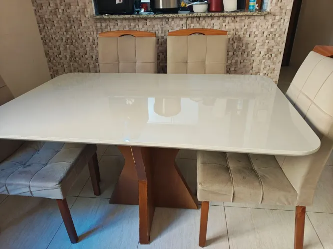 Mesa de jantar com 4 cadeiras + buffet