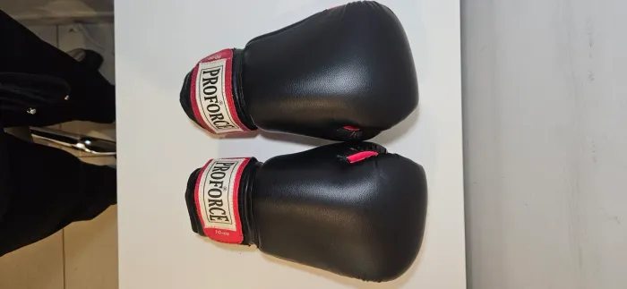 luvas muay thai proforce preta e vermelha