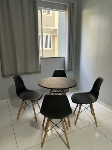 Mesa com 4 cadeiras