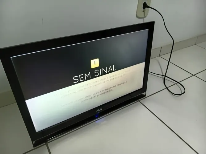 TV AOC 22" COM DEFEITO NA IMAGEM.