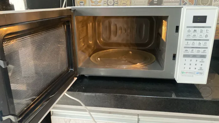 Microondas LG bem cuidado