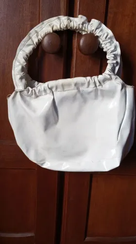 Bolsa feminina em vinil 