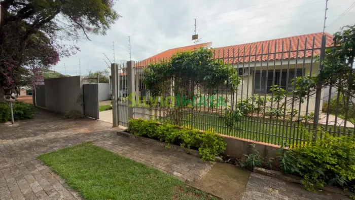 Casa de Esquina à Venda - Terreno de 375 m² Iguatemi/PR