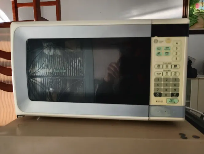 Vendo microondas 20 litros funcionando 