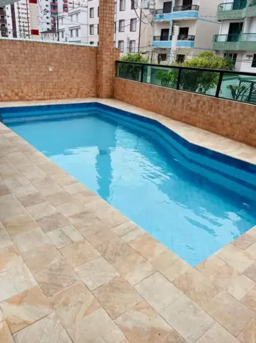 Apartamento de 2 dormitórios com piscina a poucos metros do mar